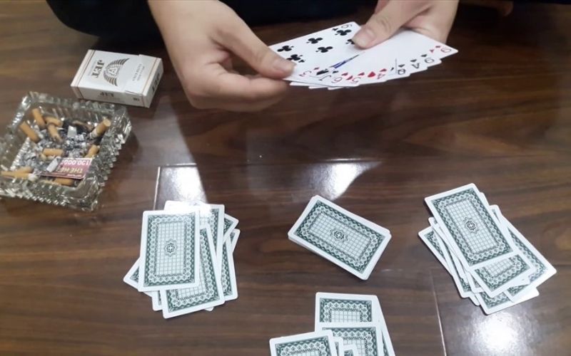 Ngủ mơ đánh bài có những điềm báo gì? Nên đánh số bao nhiêu? 5 mơ đánh bài