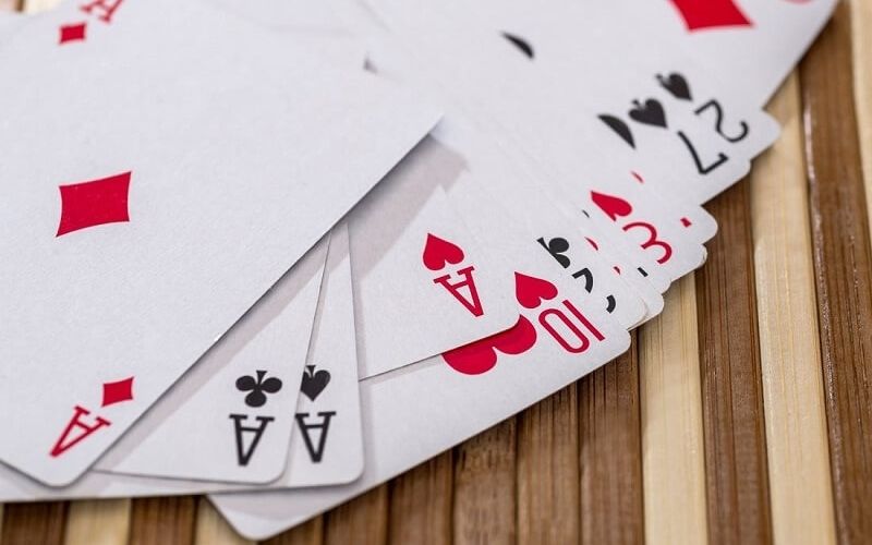 Ngủ mơ đánh bài có những điềm báo gì? Nên đánh số bao nhiêu? 7 mơ đánh bài